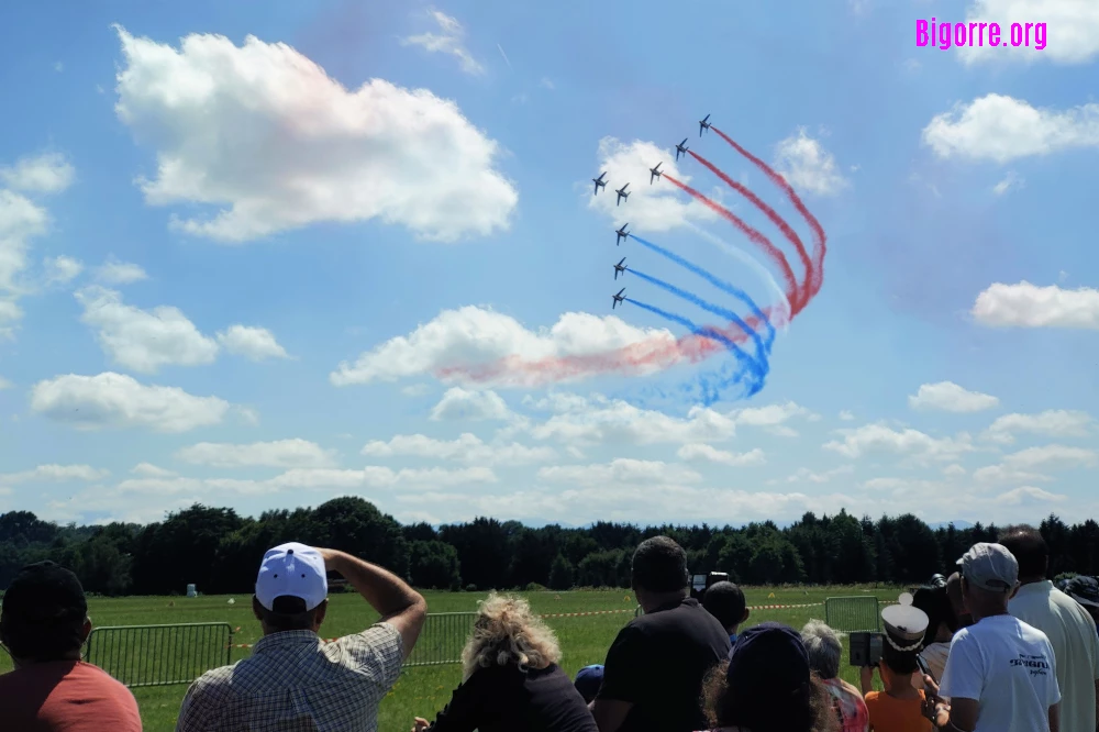 Superbe Patrouille de France au-dessus de l'aérodrome de Tarbes-Laloubère