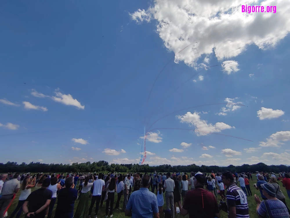 Superbe Patrouille de France au-dessus de l'aérodrome de Tarbes-Laloubère