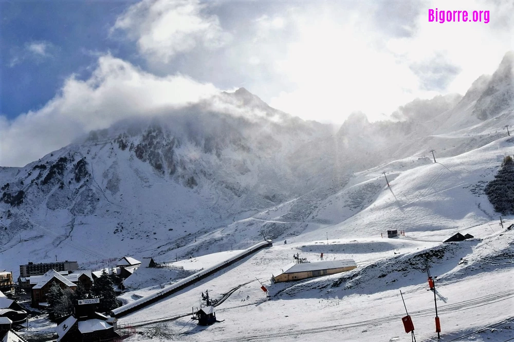 La neige tombe sur les Pyrénées, comme La Mongie qui s'est réveillé toute blanche hier.
