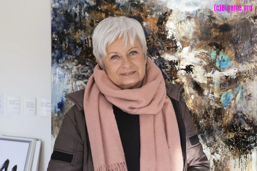 Elisabeth Mounic dans son atelier à Ibos