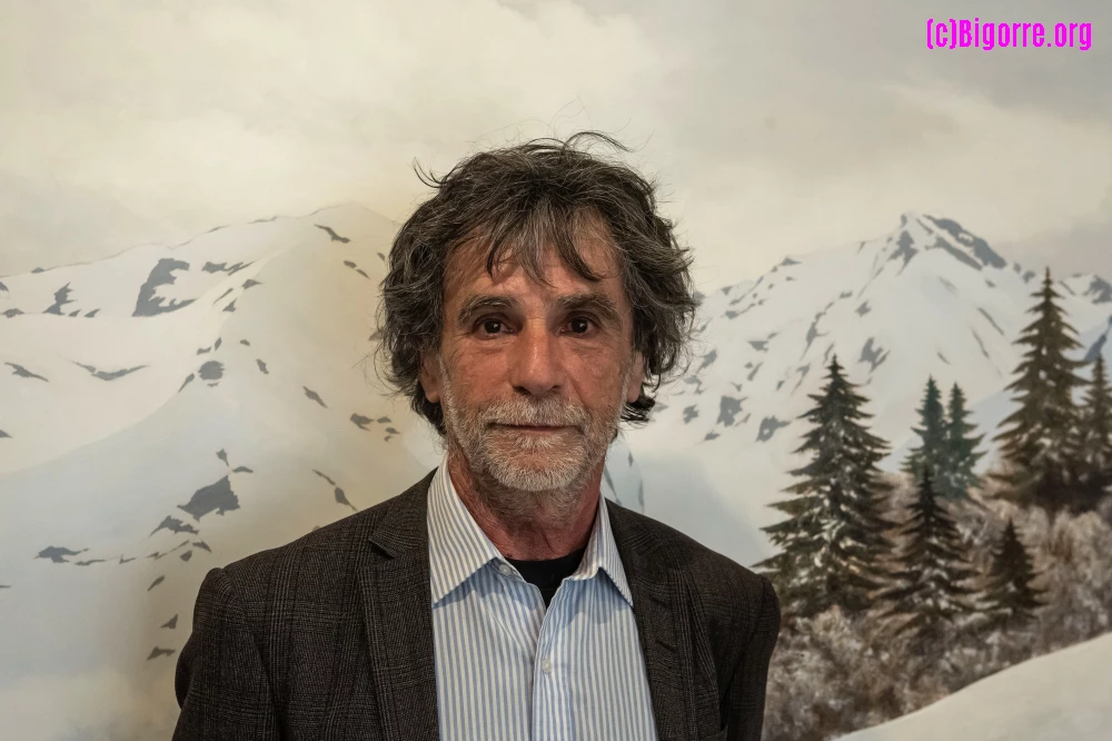 Jacques Place davant <q>Le grand silence</q> dans son atelier-exposition de Bagnères-de-Bigorre