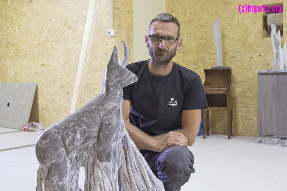Lionel Fontan et son isard qui sort du granite
