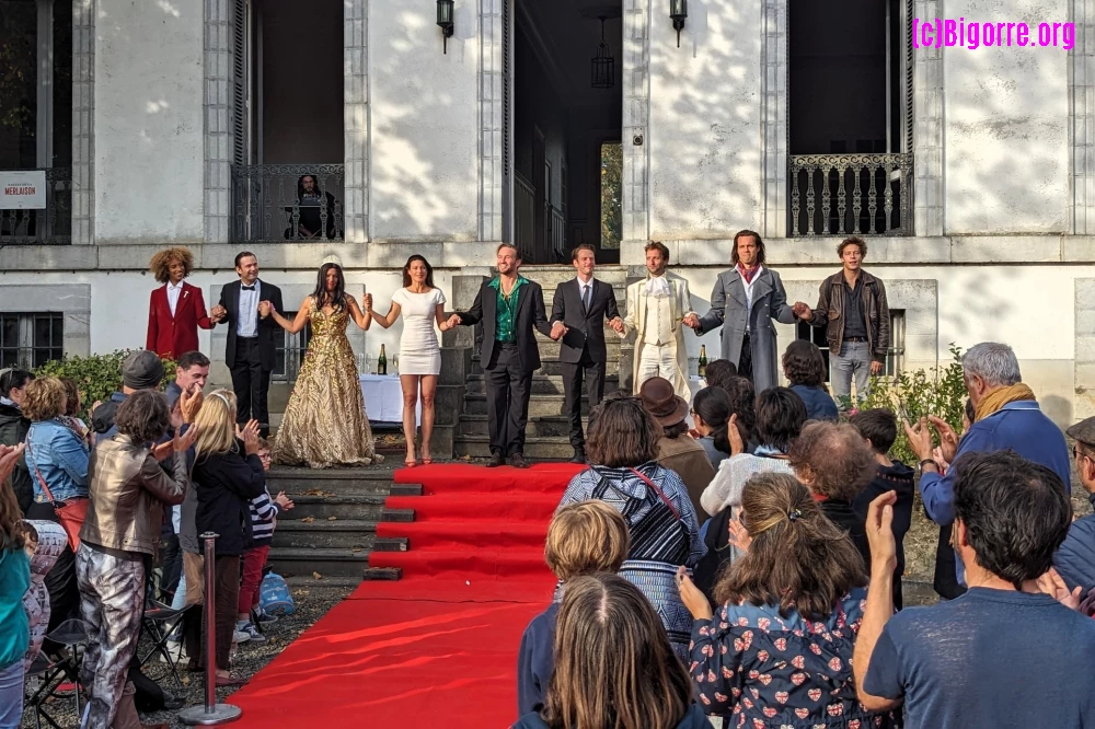 Les trois mousquetaires finissent leur saison 3 par un bal royal devant la maison du directeur du haras.