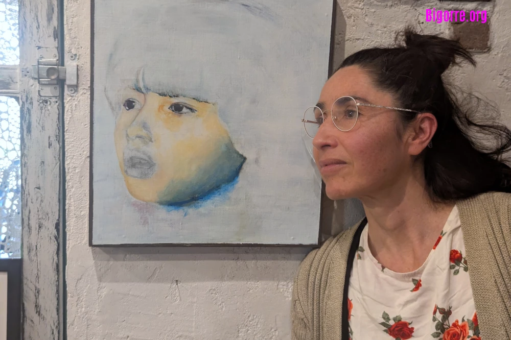Amélie Saavedra et son double exposé à L'Endroit de Bagnères-de-Bigorre
