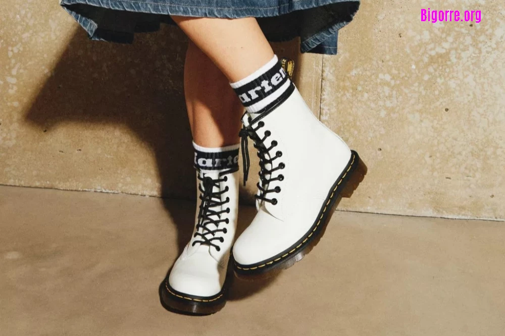 Une paile de 1460, la boot iconique Dr Martens en version blanche