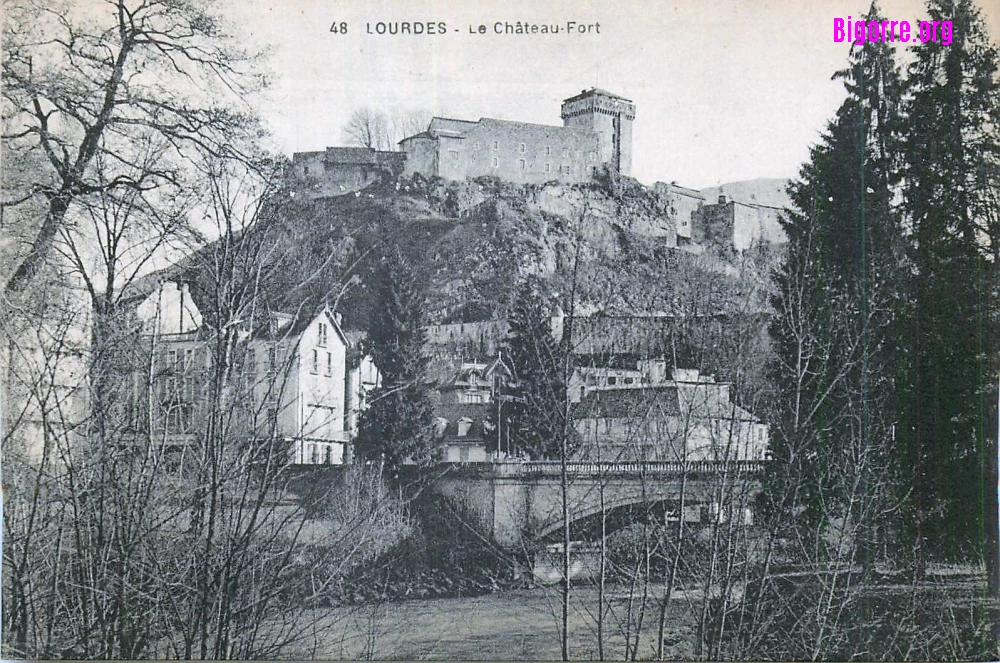 photo ancienne du Chateau de Lourdes