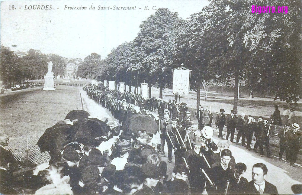 Procession du Saint-Sacrement sur l'esplanade de la basilique