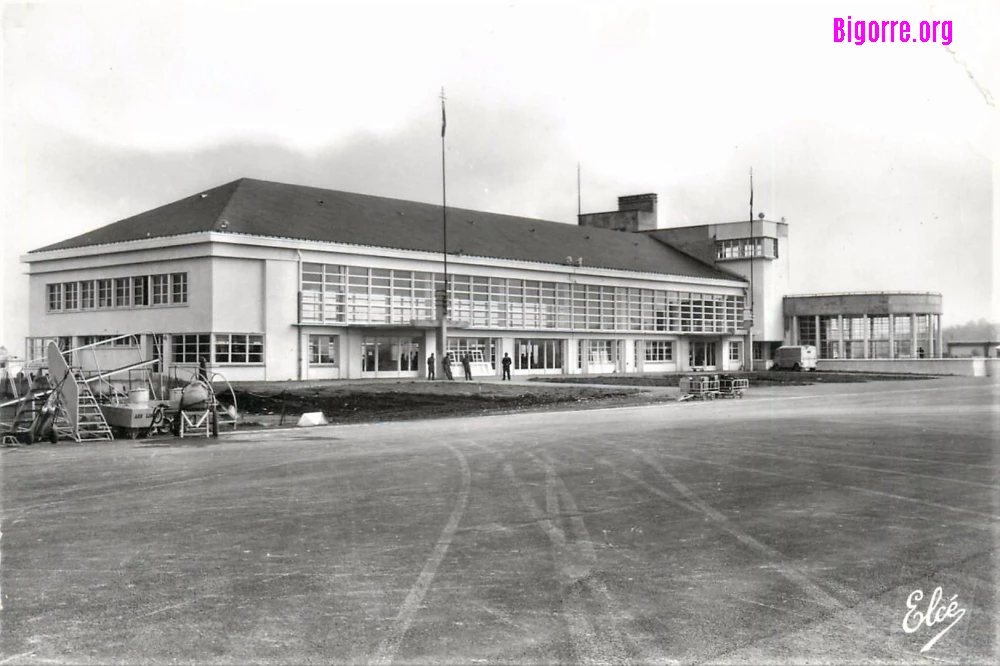 Photo ancienne de l'aéroport Tarbes-Ossun-Lourdes renommé Tarbes-Lourdes-Pyrénées