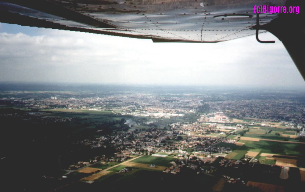 L'agglomération de Tarbes avec Barbazan-Débat au premier plan  Photo 2005 Stéphane Boularand