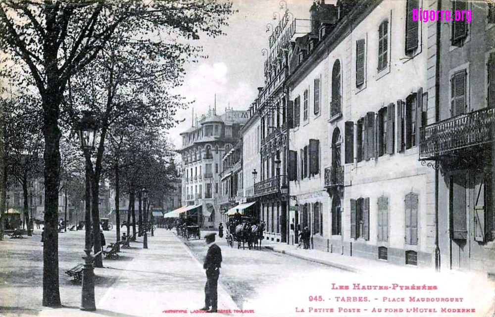 carte postale ancienne de la place Maubourguet à Tarbes