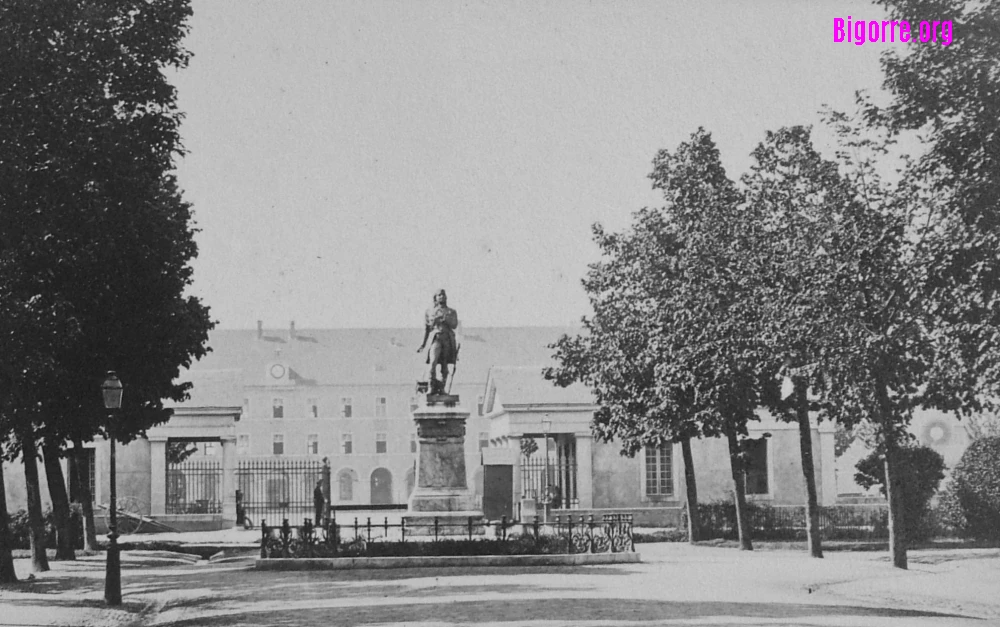 carte postale ancienne de l'entrée du Quartier Larrey à Tarbes