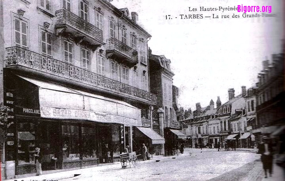 carte postale ancienne de la rue des grands fossés et du magasin Ducru à Tarbes