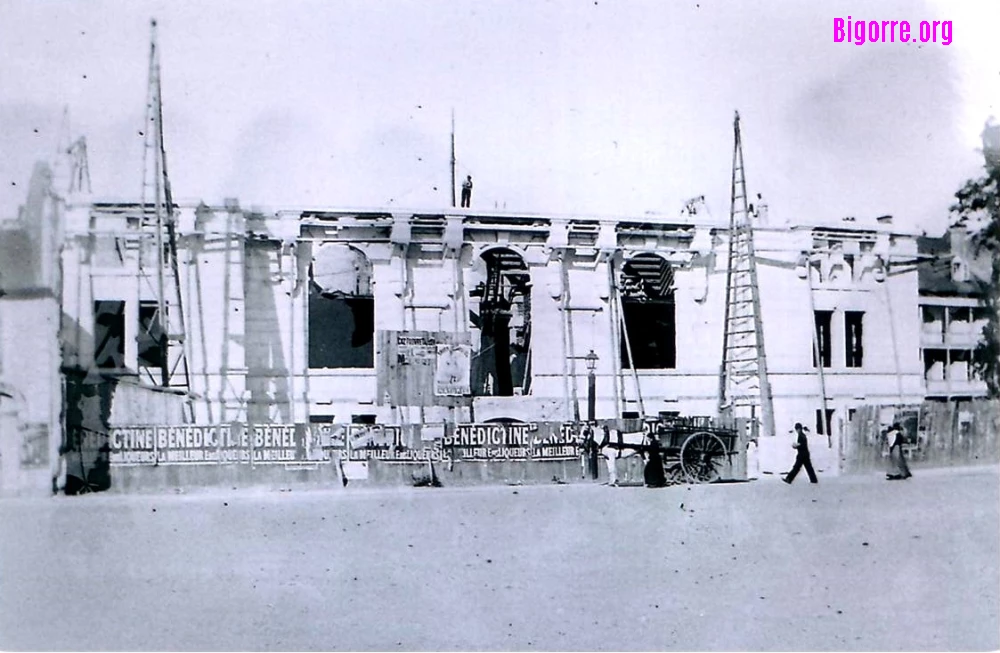 Photo ancienne de l'Hôtel de ville de Tarbes en construction