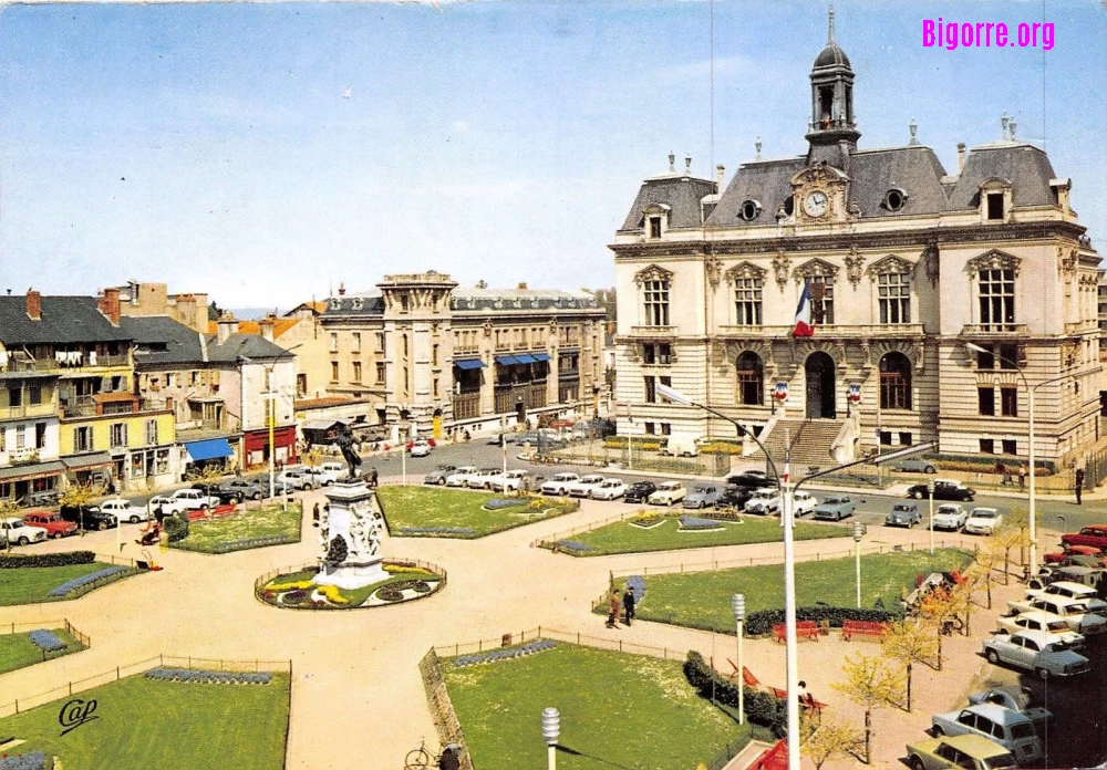 Place Jean Jaurès et l'hôtel de ville de Tarbes