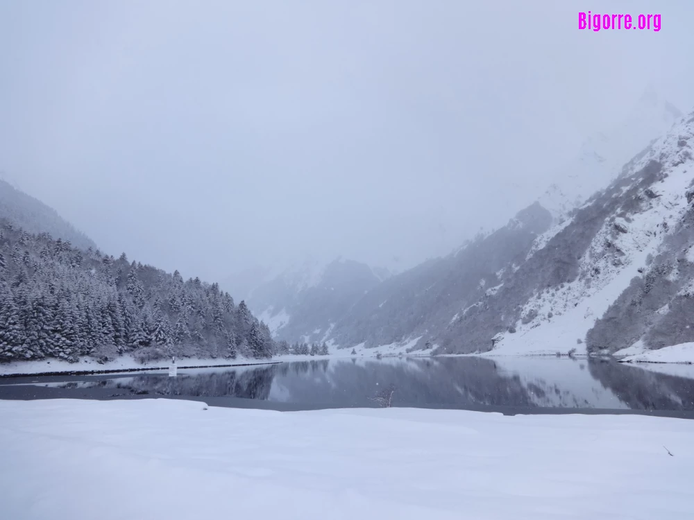 Le Lac d'Estaing sous la neige