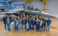 Les élèves du BIA de l'aérodrome de Laloubère et du Lycée Jean Dupuy devant un Rafale à Mont-de-Marsan