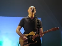 Dominique A, seul sur la scène de l'Astrada/ Stéphane Boularand (c)Bigorre.org