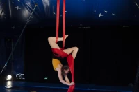 Clémence Marre au tissu de l'école de cirque Passing au festival Barakacirq, photo de Stéphane Boularand (c)Bigorre.org
