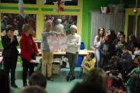 Xavier Saüt et le jury remettent les prix du concours de poésie en clôture de la Foire aux livres de l'école Arthur Rimbaud de Barbazan-Debat, photo de Stéphane Boularand (c)Bigorre.org