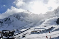 La neige tombe sur les Pyrénées, comme La Mongie qui s'est réveillé toute blanche hier.