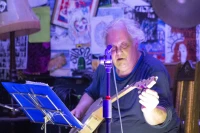 Eugene Chadbourne au Celtic Pub/ photo de Stéphane Boularand (c)Bigorre.org