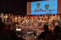 Plus de 40 collègiens sur la scène du Conservatoire Henri Duparc pour une comédie musicale XL, photo de Stéphane Boularand (c)Bigorre.org