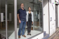 Erika Bretton et Nicolas Cochereau en vitrine de l’Omnibus, photo de Stéphane Boularand (c)Bigorre.org