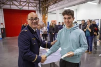 Le Major Christophe Dupuy de l’armée de l’air aux cotés de Cyrille Courade, Proviseur du Lycée Jean Dupuy pour remettre les diplômes aux lauréats du BIA