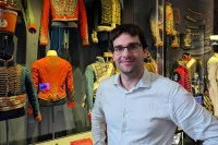 Fabien Leclerc, conservateur du musée Massey, devant quelques-une des plus belles pièces de la collection hussards/ Stéphane Boularand (c)Bigorre.org