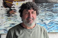 Hervé Carrère ne triche pas au théâtre : même sa barbe sera vraie pour incarner le gros bonhomme rouge en fin d’année/ Stéphane Boularand (c)Bigorre.org