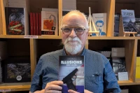 Diego Arrabal avec <q>Illusion</q>son dernier livre en main/ Stéphane Boularand (c)Bigorre.org