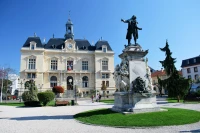 Place Jean Jaurès et l'hôtel de ville de Tarbes