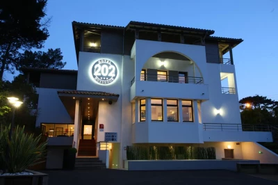 http://s-ec.bstatic.com/images/hotel/max1024x768/275/27552750.jpg