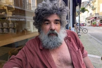 Eric Chafer pour une interview dans les rues de Bagnères-de-Bigorre Eric Chafer pour une interview dans les rues de Bagnères-de-Bigorre