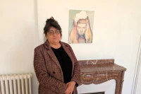 Emmanuelle Hirsch devant un tableau de Pauline Zenk, actuellement exposé à l'Atelier 20 Emmanuelle Hirsch devant un tableau de Pauline Zenk, actuellement exposé à l'Atelier 20