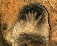 La main à la niche dans la grotte de Gargas La main à la niche dans la grotte de Gargas